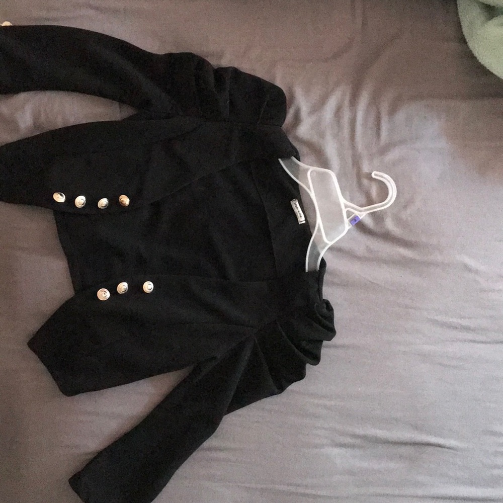 Short blazer with buttons